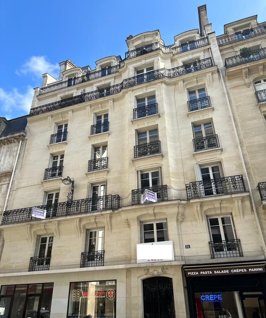 Paris (75) - Rue du Rocher